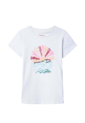 T-shirt bianca a maniche corte con grafica colorata di sole e oceano e testo "tramonto nella mia mente" al centro davanti.