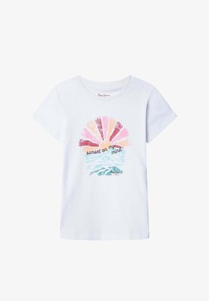 Camiseta blanca de manga corta con un gráfico colorido de sol y océano y el texto "puesta de sol en mi mente" en el centro del frente.