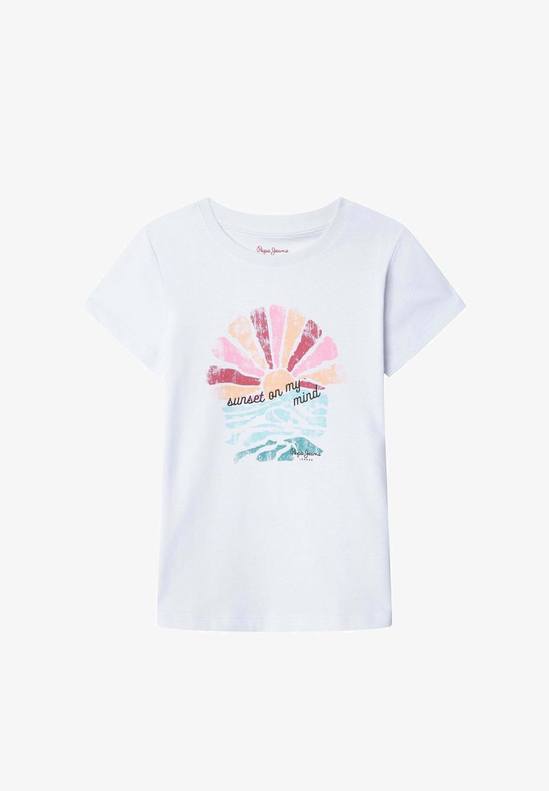 Hvid T-shirt med korte ærmer, farverigt sol- og havmotiv samt teksten "sunset on my mind" midt på forsiden.