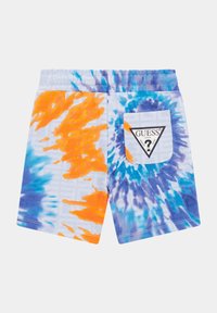 Tie-dye kratke hlače z vibrantnimi oranžnimi, modrimi in vijoličastimi vzorci; elastičen pas; levi zadnji žep s trikotnim logotipom "Guess".