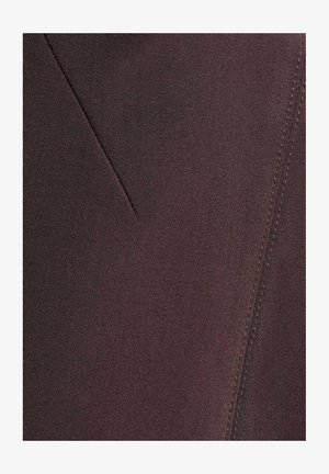 Ciemnobrązowa tkanina o gładkiej fakturze, z ukośnym detalem szwu. Powierzchnia wydaje się lekko matowa z delikatnymi akcentami przeszyć.