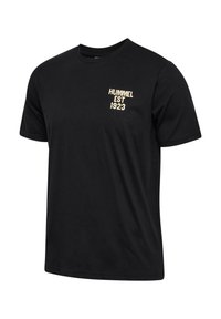 Zwarte katoenen t-shirt met korte mouwen. Heeft een gouden logo "HUMMEL EST 1923" op de linkerborst. Klassiek ontwerp met een ronde hals.