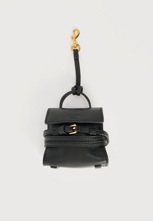 Čierny kožený mini prívesok na kabelku s horným uchom, detailom pracky a zlatým zapínaním na pripojenie.
