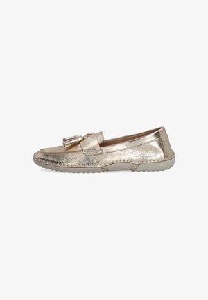 Flache Slipper aus glänzendem, goldenem Leder, mit einem dekorativen Riemen und einer Schnalle, runder Zehenform und einer strukturierten Gummisohle.
