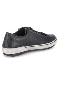 Sneaker in pelle nera con finitura testurizzata, punta rotonda, design con lacci, suola in gomma e un accentuato bianco a strisce lungo la base.