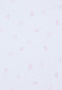 Tissu en coton blanc avec de petites illustrations d'animaux roses dispersées et des points bleus occasionnels, doté d'une texture douce et lisse.