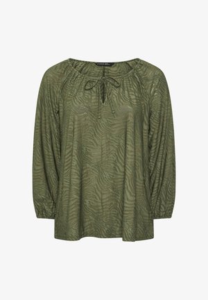 Olivengrøn bluse med et subtilt tigerstribemønster, rund hals med bindedetalje og lange puffede ærmer samlet ved manchetterne.