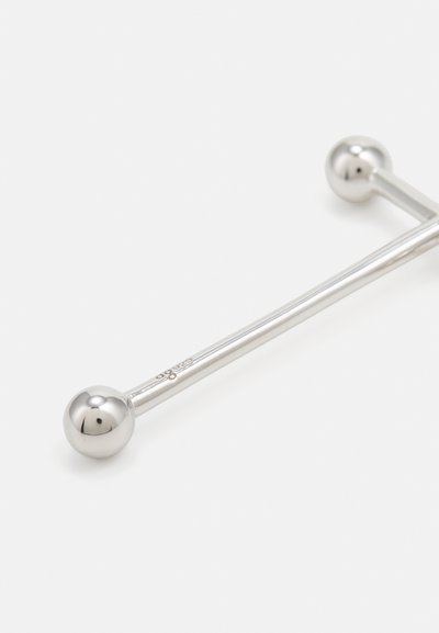 Silberfarbener Metallstab mit abgerundeten Enden. Glatte, reflektierende Oberfläche und gerades Design. Mit Markeninitialen nahe einem Ende gekennzeichnet.