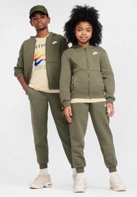 Nike Sportswear - SPORTSWEAR CLUB FLEECE - Cipzáras pulóver - medium olive white Miniatűr kép 1
