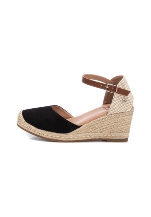 Zapato de cuña de ante negro con detalles de cuerda de yute, correa al tobillo y patrón de pata de gallo en el tacón, con un diseño de puntera redondeada.