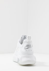 Jordan MAX 200 - Sapatilhas - white/metallic silver