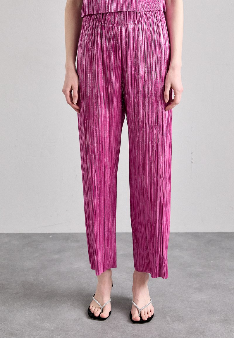 Pantalons plissés fuchsia avec une coupe décontractée, longueur mi-mollet, dotés d'une taille élastique et d'un léger éclat métallique.