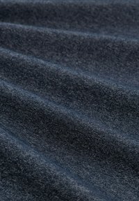 Granatowa tkanina o teksturowanym splocie, prezentująca subtelny wzór i fałdy, wskazujące na gładki, elastyczny materiał.