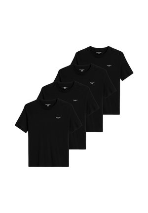 Quatre t-shirts noirs à manches courtes et col rond avec un petit logo blanc sur la poitrine gauche, disposés en rangée décalée sur fond blanc.