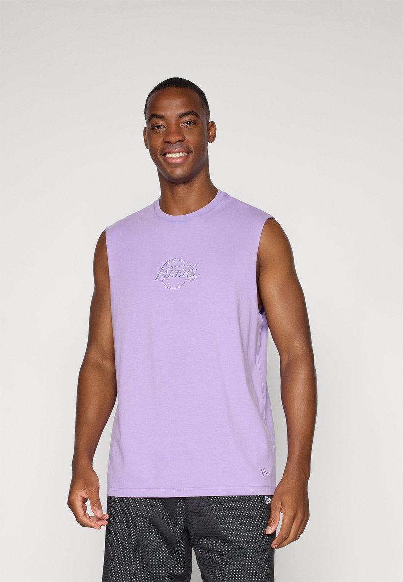 T-shirt sans manches violet, en coton, col rond, avec le logo "Los Angeles Lakers" en broderie discrète sur la poitrine.