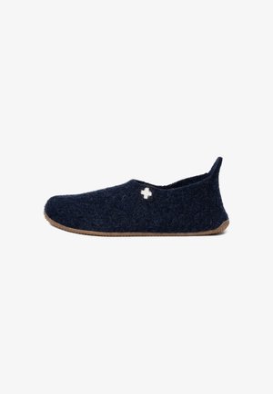 Chausson en laine marine au toucher doux, à bout arrondi, au design minimaliste, avec une petite croix blanche en accent ; semelle extérieure en caoutchouc marron.