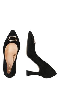 Décolleté in suede nero a punta con tacco medio, con dettaglio sulla fibbia rettangolare in tonalità oro, mostrati dall'alto e di lato su sfondo bianco.