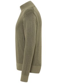 Olivgrön stickad tröja med hög krage, ribbad struktur, långa ärmar och rak fåll, med en dragkedja vid halslinningen.