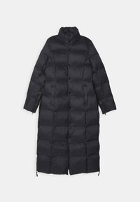 Dlouhý černý prošívaný kabát s vysokým límcem, s prošívaným vzorem, předními knoflíky, bočními zipy a rovným lemem.