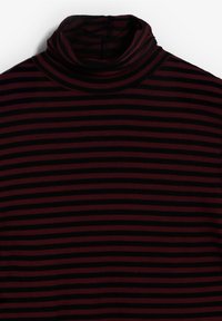 Camiseta de cuello alto con estrechas rayas en negro y burdeos, hecha de una tela suave con un ligero brillo, diseñada para un ajuste ceñido.