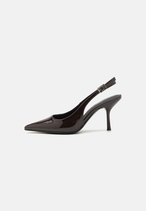 Slingback augstpapēžu kurpe ar spīdīgu tumši brūnu lakotu ādu, ar norādītu purngalu, atvērtām pusēm un regulējamu potītes siksniņu.
