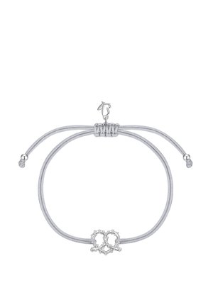 Pulsera de cordón ajustable de plata con un charm en forma de doble corazón con cuentas en el centro y pequeños extremos de cuentas plateadas en el cordón.