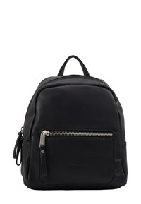Sac à dos en cuir noir avec une finition texturée. Il présente une poignée supérieure, une poche zippée à l'avant et des détails en métal argenté. Design compact et structuré.