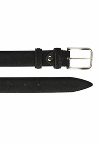 Svart mockaskärp med spänne i silvermetall, med flera hål för justeringar och en slät textur längs hela längden.