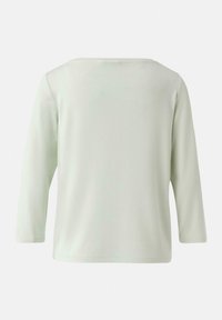 Jasnozielony top z długim rękawem, cechujący się prostym, luźnym krojem z kwadratowym dekoltem, wykonany z miękkiej tkaniny o gładkiej fakturze.