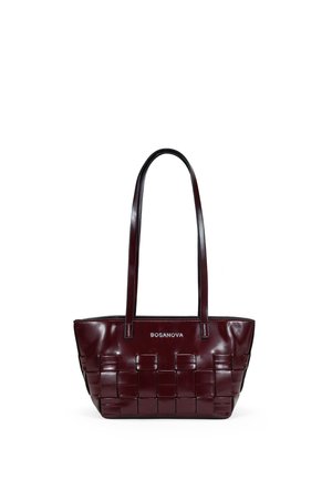 Bolso tote de cuero burdeos con textura tejida, doble asa para el hombro y detalle de logo en la parte frontal. Forma rectangular clásica con acabado liso.