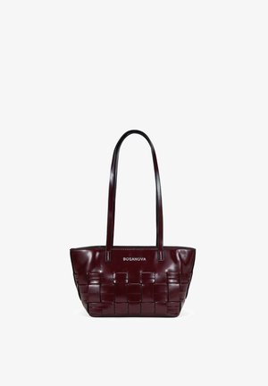 Bolso tote de cuero burdeos con textura tejida, doble asa para el hombro y detalle de logo en la parte frontal. Forma rectangular clásica con acabado liso.