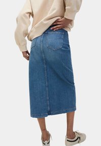 Marks & Spencer MIDI - Falda vaquera - medium indigo