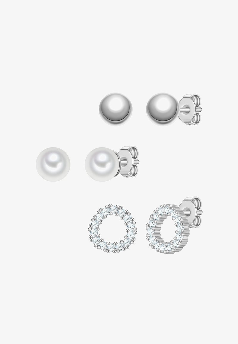 Örhänge-set med två metalliska silverpärlor och två pärlpärlor, tillsammans med en glittrande cirkulär design som accentueras med ädelstenar.