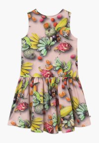 Hihatonen mekko, jossa on vaaleanpunainen tausta ja näyttävät hedelmäkuviot, mukaan lukien banaanit, lohikäärmehillo ja lychee, sekä liehuva hame.