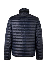 Námořnická pufovaná bunda s horizontálním prošíváním, vysokým límcem a lesklým povrchem. Disponuje hladkým materiálem pro teplo a pohodlí.