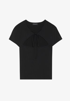 Top corto negro de manga corta con escote redondo, que presenta un detalle de corte y cierre con lazo en la parte delantera. Hecho de tejido suave y ligero.