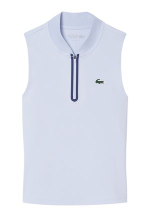Mouwloos lichtblauw poloshirt met een korte ritssluiting aan de voorkant en het groene Lacoste krokodillenlogo op de linkerborst.