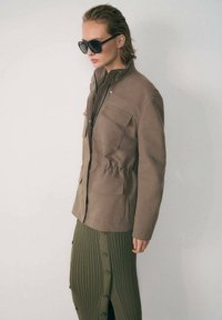 Mango Chaqueta fina - brown