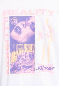 Witte t-shirt met een grafisch ontwerp in paars, roze en geel, met abstracte elementen en tekst. Centrale afbeelding toont een gezicht.