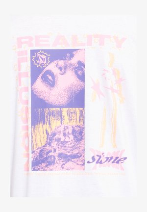 T-shirt bianco con una grafica in viola, rosa e giallo, con elementi astratti e testo. L'immagine centrale rappresenta un volto.