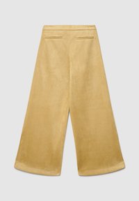Pantalon à jambes larges en tissu jaune doux au toucher lisse, doté de deux poches arrière et d'un ourlet net.