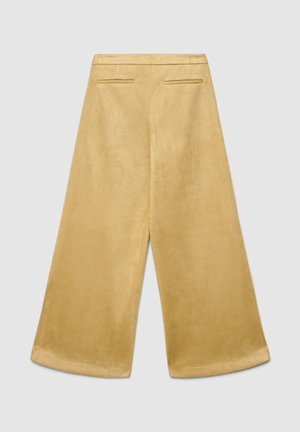 Pantaloni a gamba larga in tessuto giallo tenue con texture liscia, dotati di due tasche posteriori e orlo pulito.
