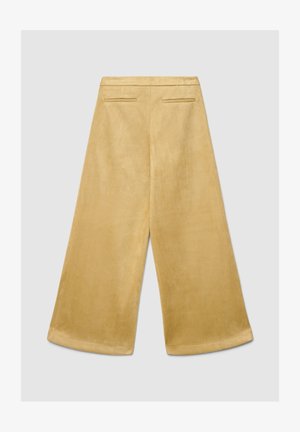 Pantaloni a gamba larga in tessuto giallo tenue con texture liscia, dotati di due tasche posteriori e orlo pulito.