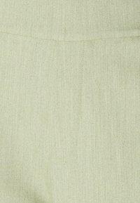 Tissu vert clair avec un motif chevron fin. Texture lisse, poids moyen et léger éclat subtil. Convient pour les vêtements ou la tapisserie.