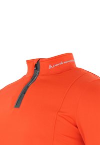 Rode prestatie-top met een ritssluiting bij de kraag, zachte textuur en opvallende grijze logo-details. Gemaakt van vochtafvoerend materiaal.