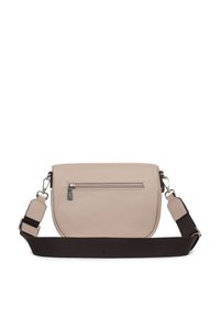 Borsa a tracolla in pelle beige con tasca frontale con zip, tracolla scura regolabile, forma arrotondata e texture liscia. Accenti in hardware argentato.