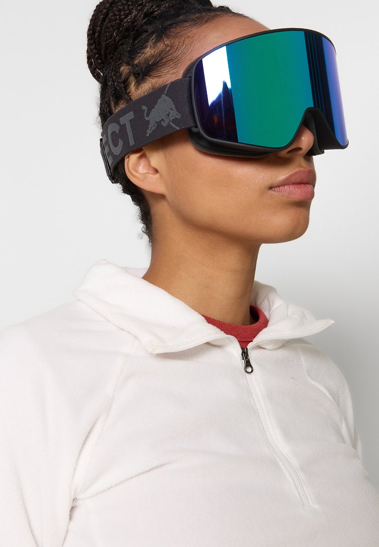 Skibrille mit einer breiten, gebogenen, reflektierenden Linse in Grün- und Blautönen. Sie hat einen schwarzen Riemen mit einem Logo und ist für Schneesportarten konzipiert.