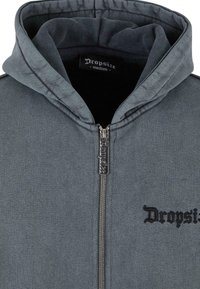 Siva zip-up dukserica s kangaroo džepom, kapuljačom obloženom flisom, izvezenom "Dropsize" logotipom i detaljima srebrnog patentnog zatvarača.