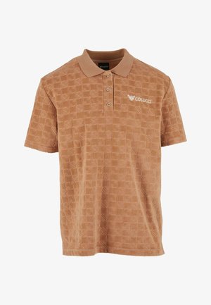 Brązowa koszulka polo z teksturowanej tkaniny, wyposażona w wzór w kratkę, trzy guziki przy kołnierzy oraz białe haftowane logo.