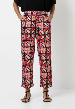 Luftige, farbenfrohe Hosen mit einem Schmetterlingsmuster. Hergestellt aus leichtem Stoff, mit einem elastischen Bund und seitlichen Taschen.